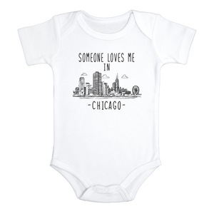 SOMEONE LOVES ME IN CHICAGO City Cute baby Illinois onesies bodysuit (white: short or long sleeve)