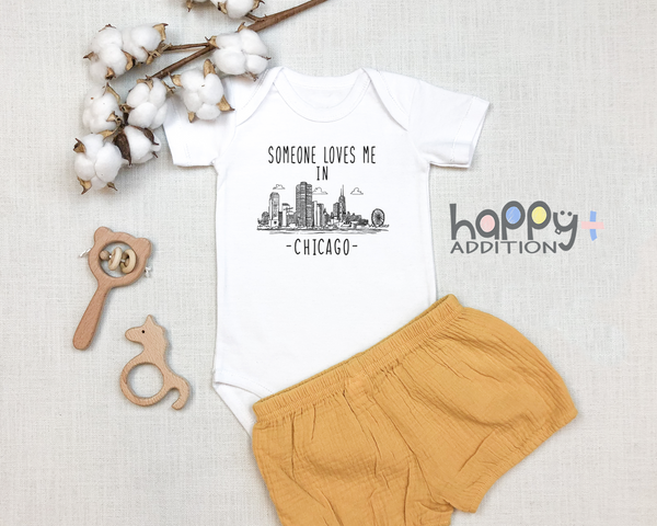 SOMEONE LOVES ME IN CHICAGO City Cute baby Illinois onesies bodysuit (white: short or long sleeve)