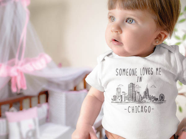 SOMEONE LOVES ME IN CHICAGO City Cute baby Illinois onesies bodysuit (white: short or long sleeve)