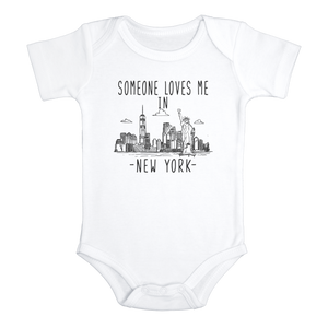 SOMEONE LOVES ME IN NEW YORK City Funny baby onesies bodysuit (white: short or long sleeve)