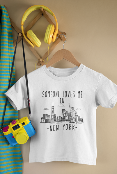 SOMEONE LOVES ME IN NEW YORK City Funny baby onesies bodysuit (white: short or long sleeve)